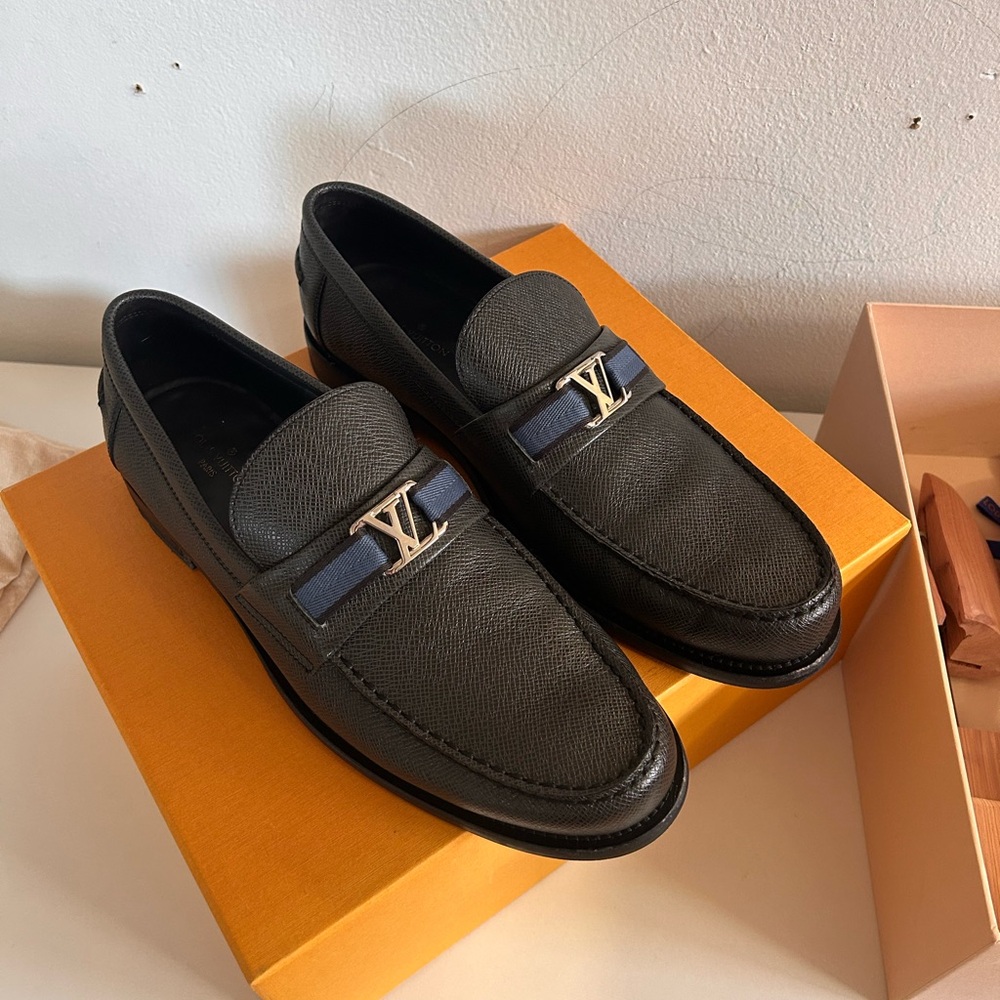 LOUIS VUITTON. Major Loafer. Mens size 9.5